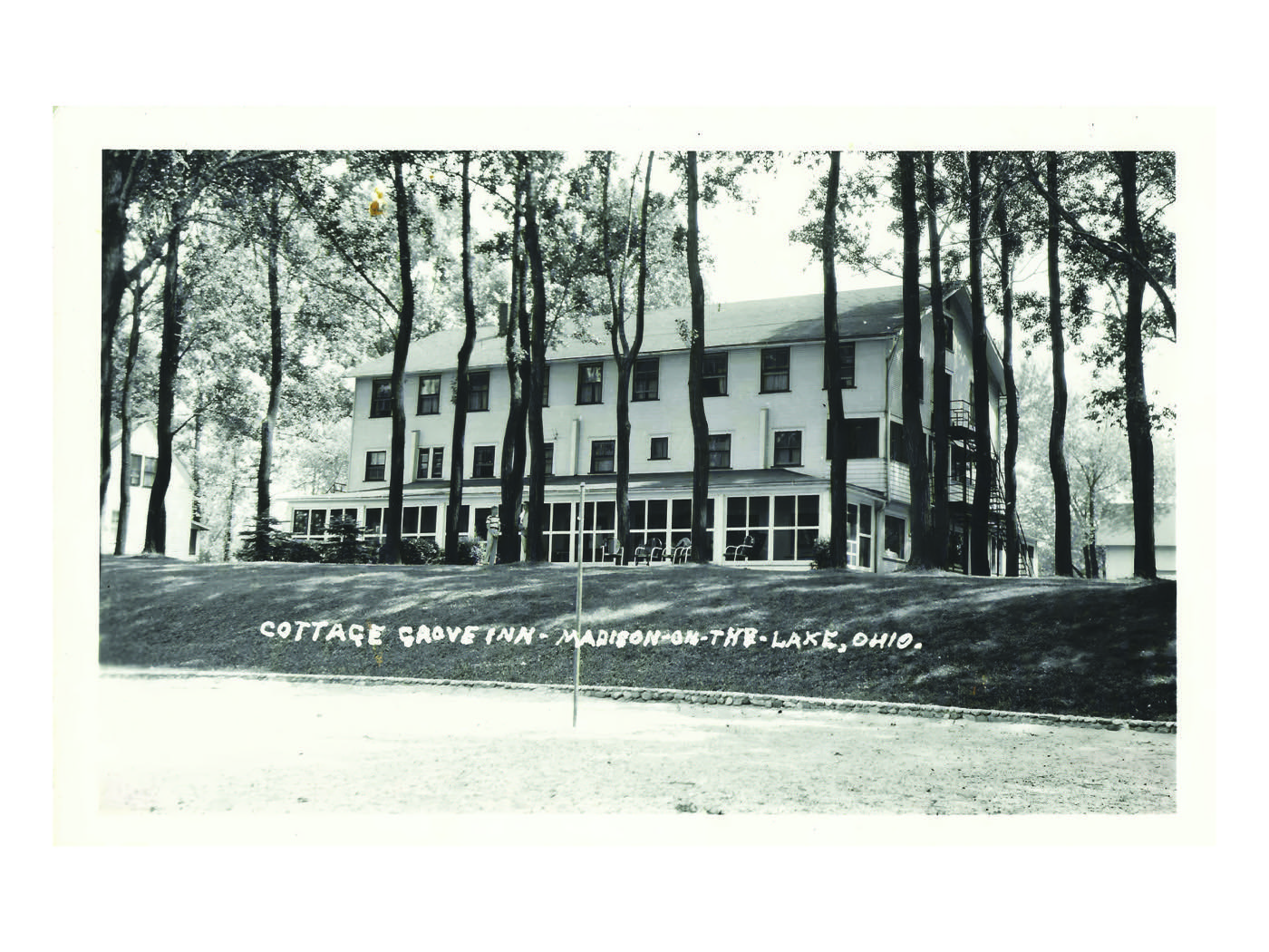 Postcard of the three-storey inn among the pines