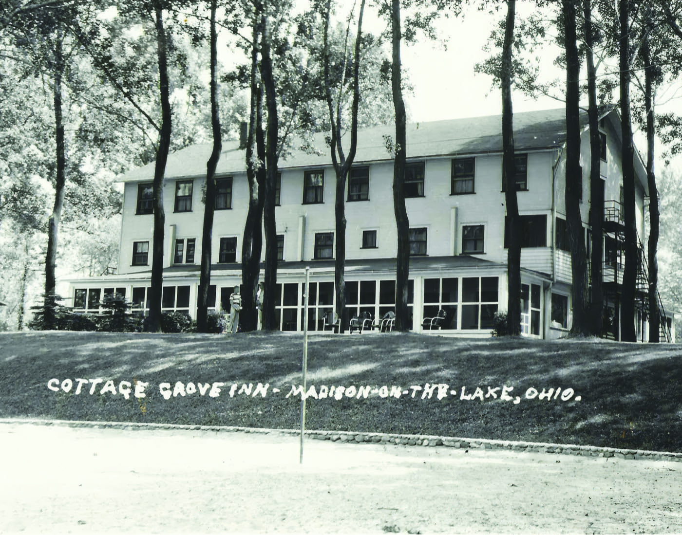 Postcard of the three-storey Cottage Grove Inn, Madison-on-the-Lake